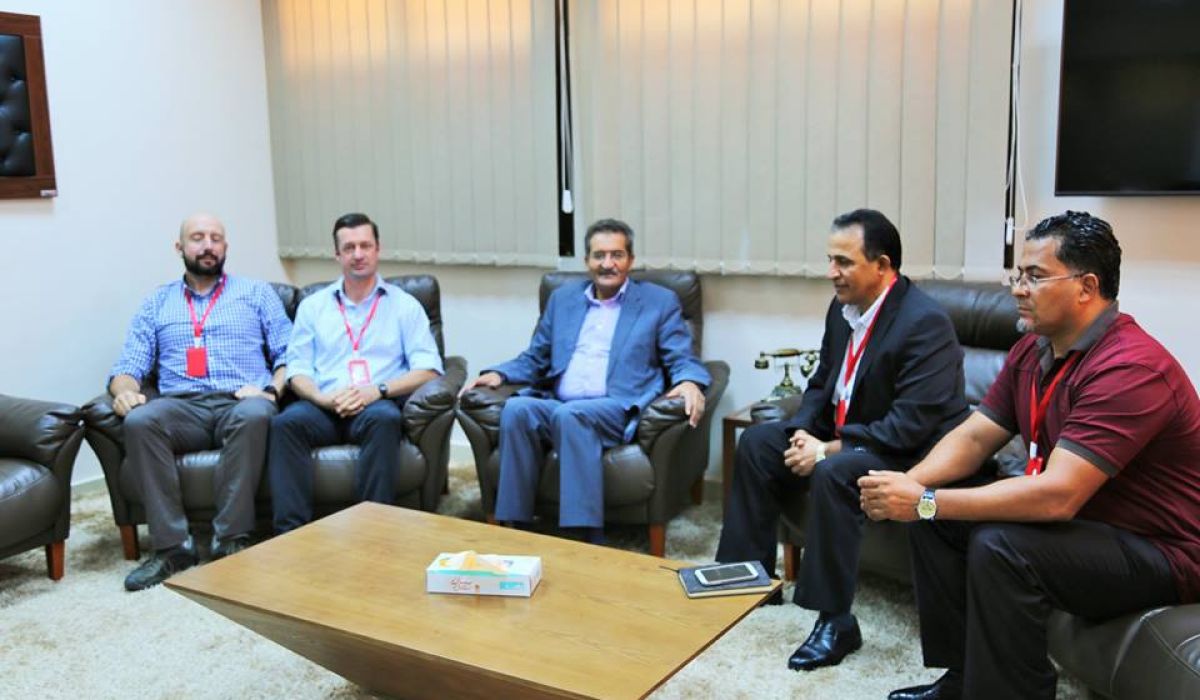 عميد بلدية بنغازي يناقش مع خبراء بريطانيين إعادة العمل بمصنع الإسمنت