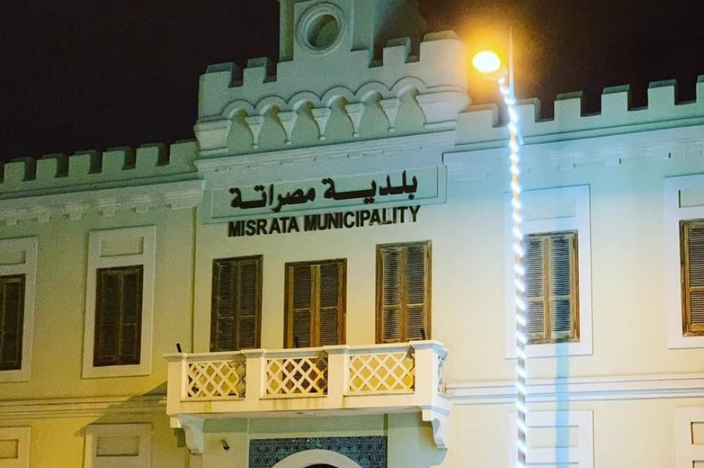 احتراق خزان بنزين بمستودع طريق المطار بطرابلس بعد استهدافه بقذيفة هاون