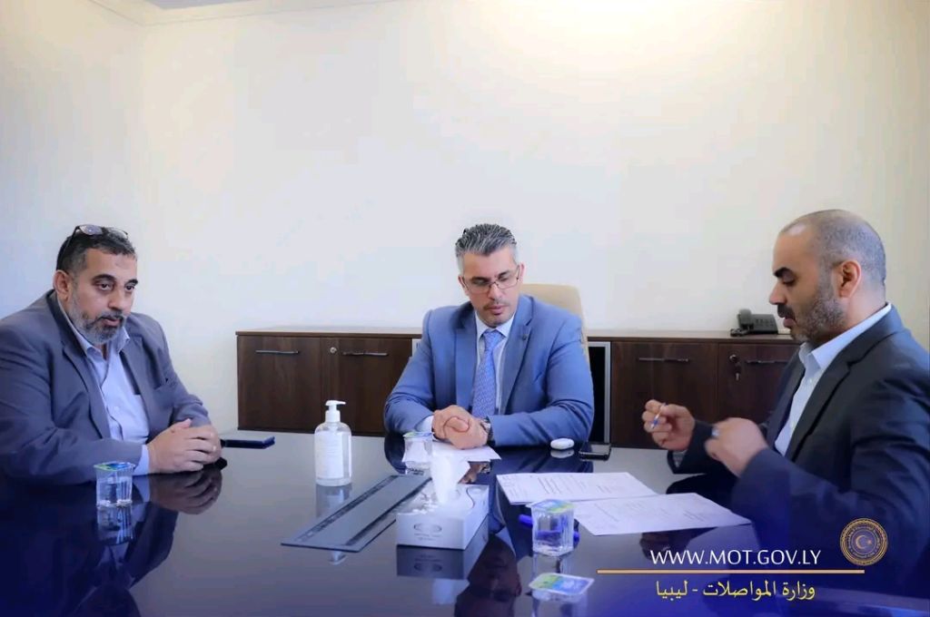"خالد مازن" يبحث مع مدير مركز المعلومات والتوثيق ما تم إعداده وتجهيزه من قبل المركز من برامج وتطبيقات إلكترونية