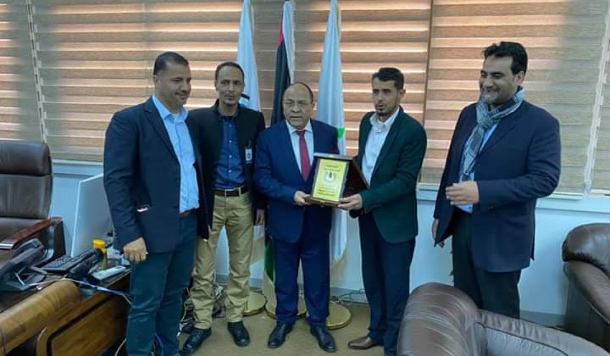 رئيس الاتحاد العام لعمال النفط يمنح درع التميز لشركة الخليج العربي للنفط