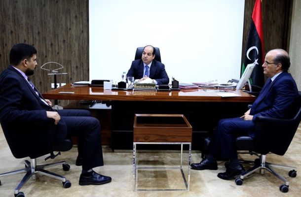 وزير المالية بحكومة الوفاق يجتمع مع رئيس هيئة الرقابة الإدارية