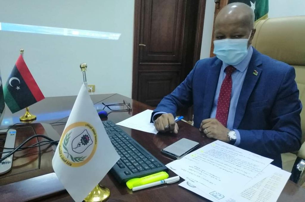 ميناء البريقة يعلن وصول ناقلة لتفريغ النفط المخزن