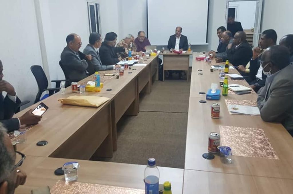 احتراق خزان بنزين بمستودع طريق المطار بطرابلس بعد استهدافه بقذيفة هاون