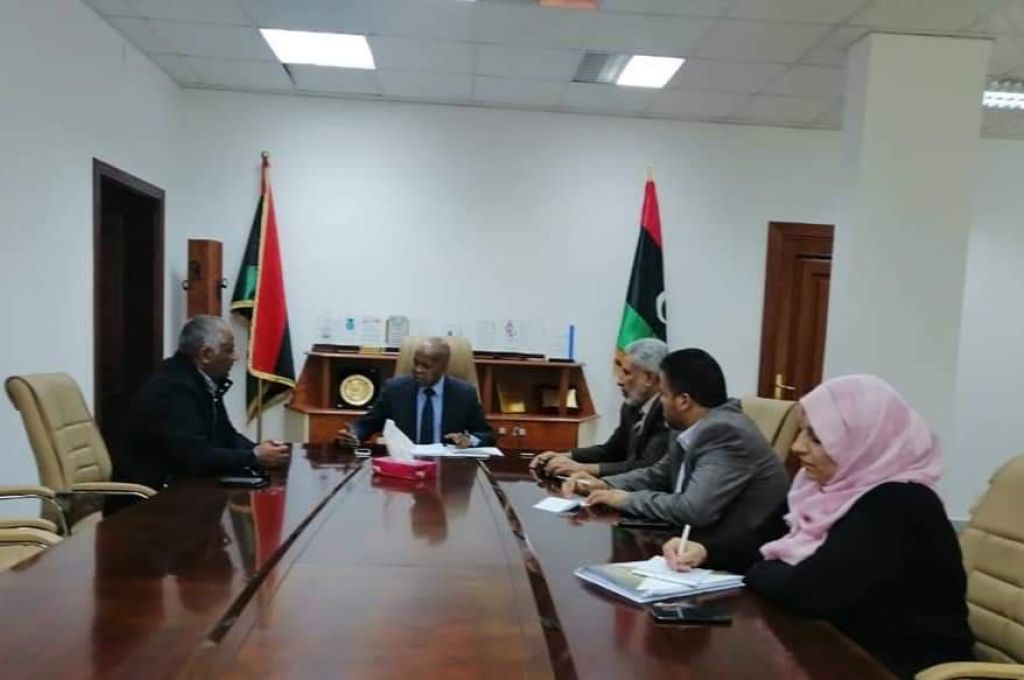 مركزي بنغازي يُوقف صرف وقبول الإيداعات بالعملة الورقية في المصارف التجارية