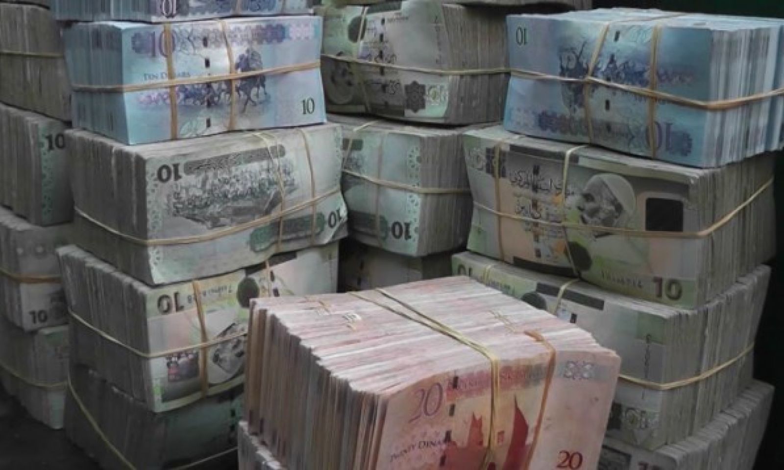 وفقاً لخطة مصرف ليبيا المركزي ..الجمهورية والتجاري الوطني ينجحان في حل مشكلة السيولة وشعور بالارتياح لدى عموم المواطنين