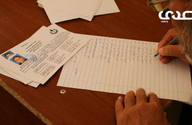 الحرس البلدي بنغازي يحصر السلع بسوق العرب و يتلفها