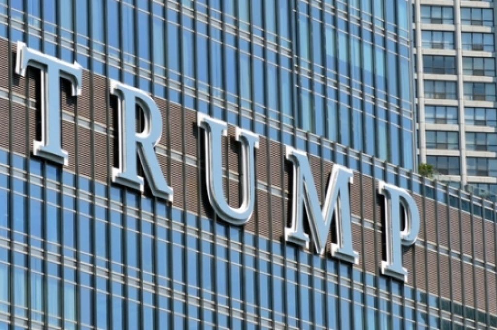 انتهاء المرحلة الأولى من انتشال السفينة الجانحة بمدخل ميناء طرابلس البحري