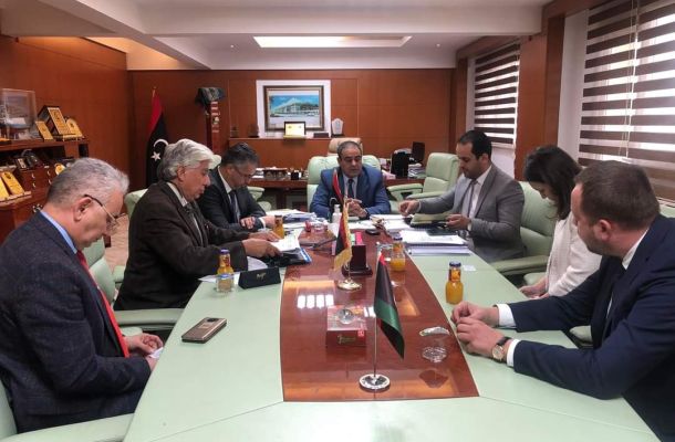 اجتماع بين عميد بلدية سلوق وممثلي الشركة الصينية لمناقشة العراقيل التي تمنع الشركة من مواصلة أعمالها