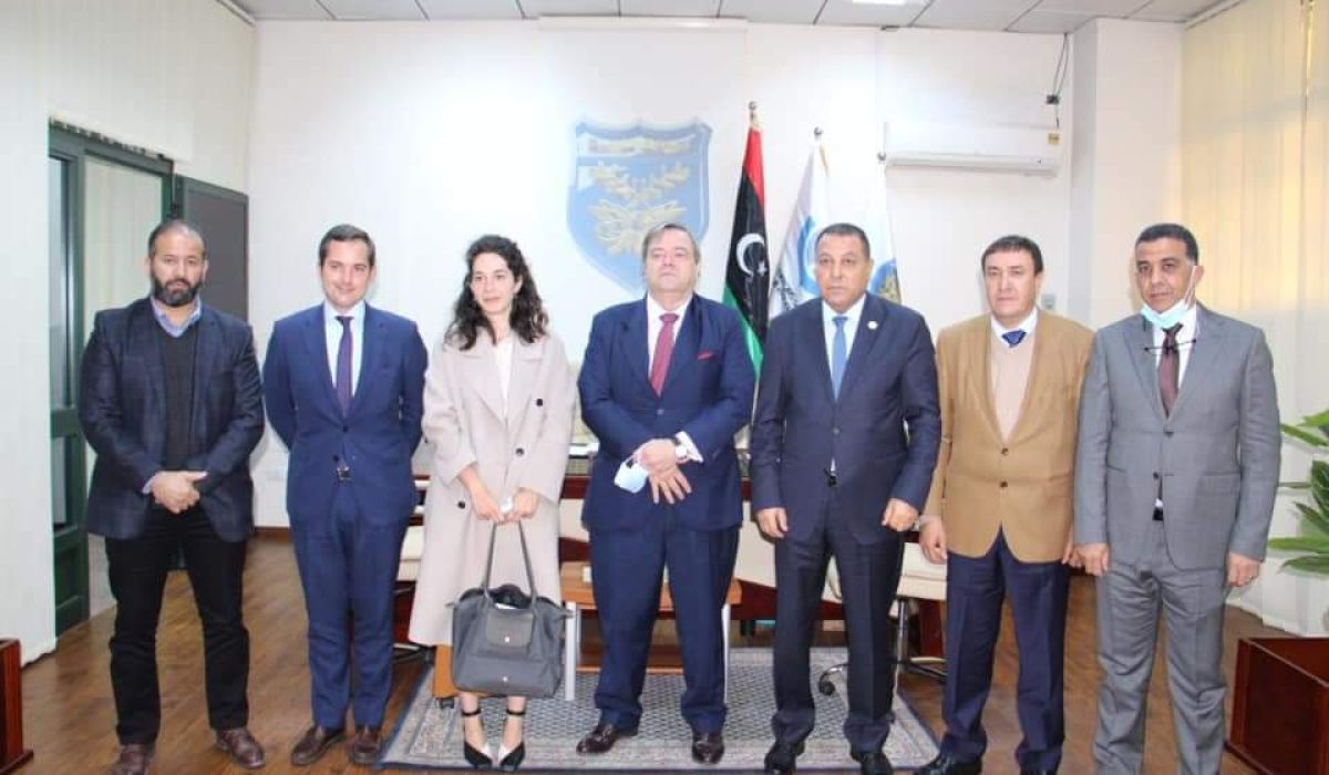 اجتماع مصلحة الجمارك مع سفير المملكة الإسبانية