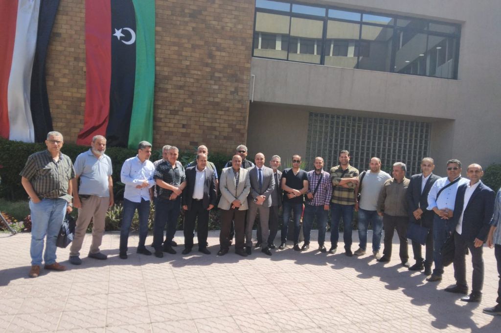 يتم القبض على البعض والآخرين لا يمكن المساس بهم .. ميدل إيست ايكونوميك تكشف عن شبكة مهربين النفط الليبي