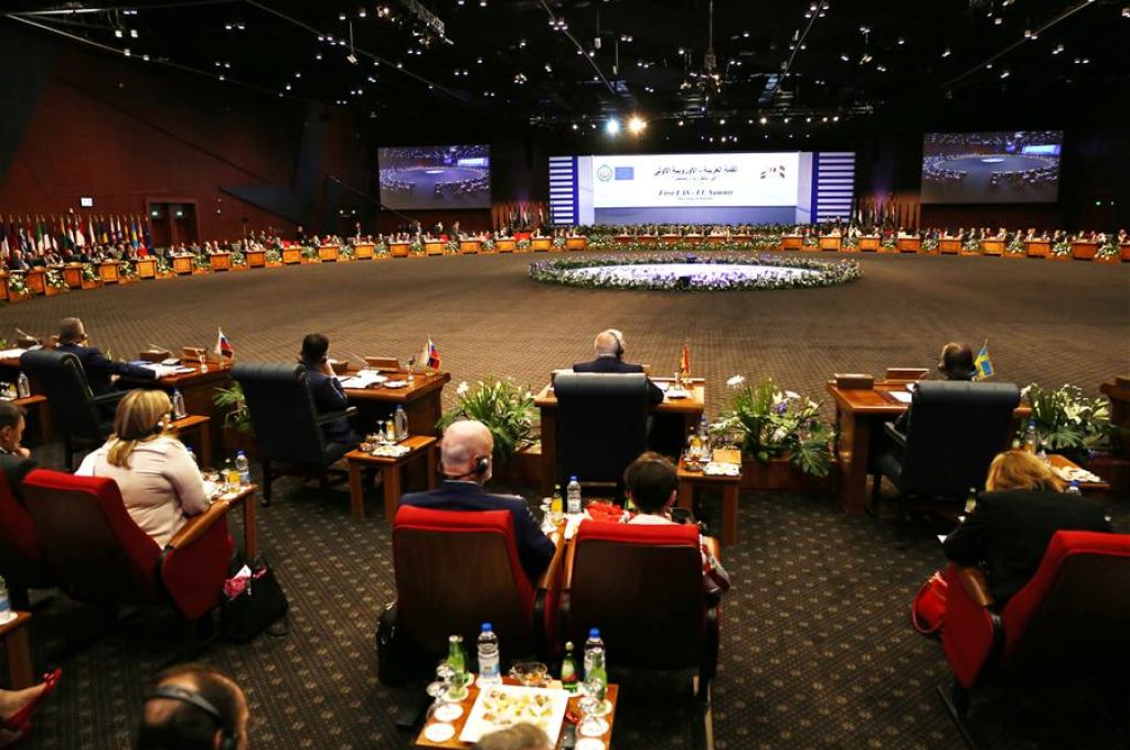 انتهاء المرحلة الأولى من انتشال السفينة الجانحة بمدخل ميناء طرابلس البحري