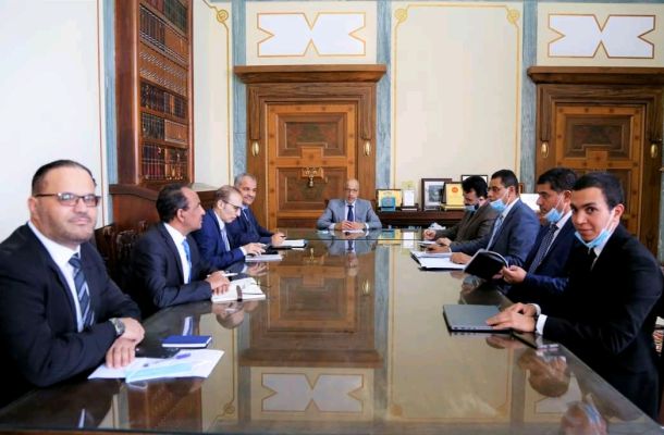 وزير الموارد المائية يقوم بتعبئة إقرار الذمة المالية
