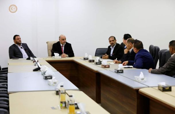 "أبوجناح" يشدد على ضرورة إصلاح ومعالجة الطرق والبنى التحتية التي تعاني منها المناطق