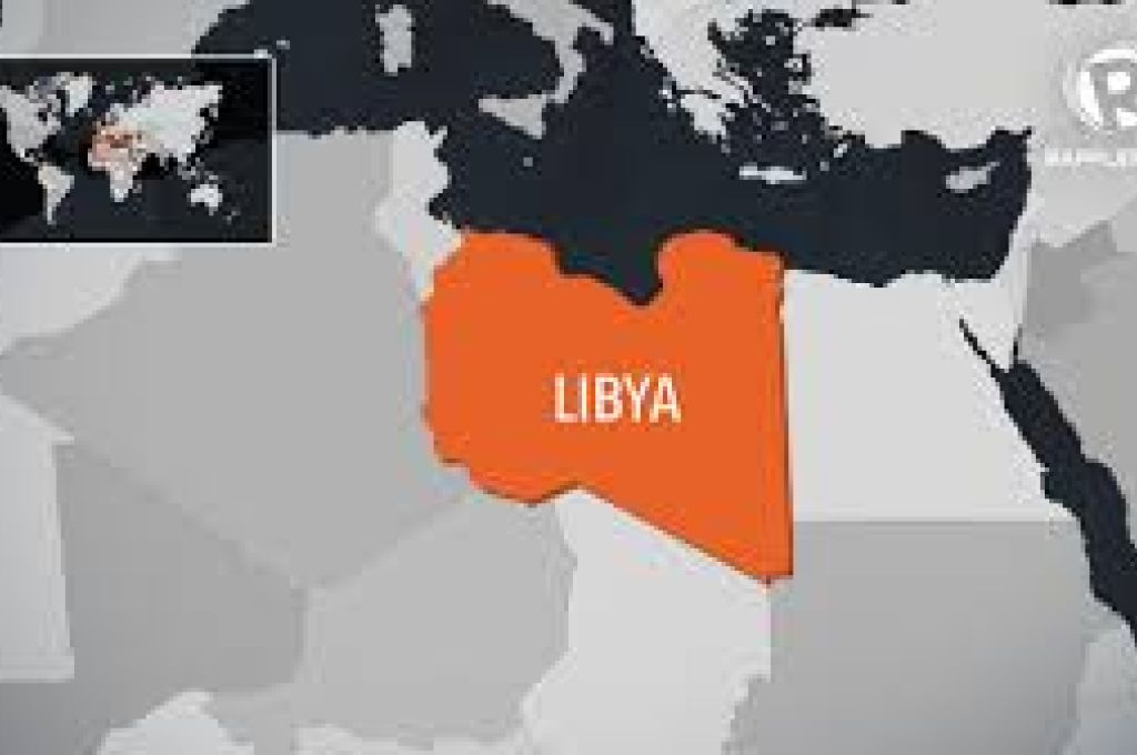 انتهاء المرحلة الأولى من انتشال السفينة الجانحة بمدخل ميناء طرابلس البحري