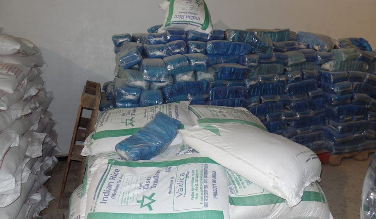 عمالة أفريقية تعيد تكييس مواد غذائية منتهية الصلاحية لليبيين