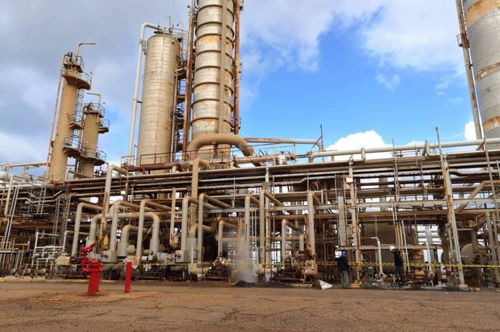 هبوط أسعار النفط في الأسواق العالمية إلى حدود 65 دولارا للبرميل