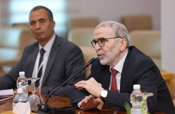 اجتماع بين عميد بلدية سلوق وممثلي الشركة الصينية لمناقشة العراقيل التي تمنع الشركة من مواصلة أعمالها