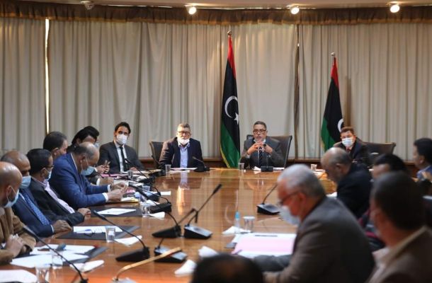 "حسني بي": بعد إعادة فتح النفط واحتجاز إيراداته ورد فعل الكبير .. هذا هو الحل لإرضاء جميع الأطراف