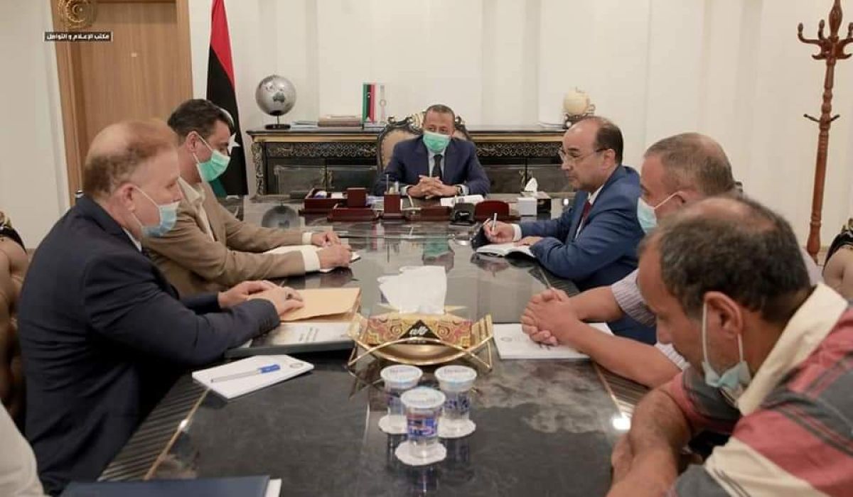 الثني يطلع على دراسة وتصنيف الأرض المُخصصة للمؤسسة الوطنية للنفط ببنغازي