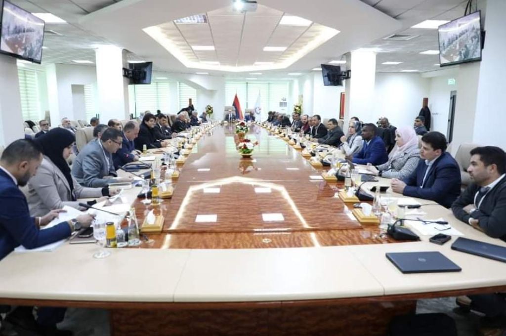 هبوط أسعار النفط في الأسواق العالمية إلى حدود 65 دولارا للبرميل