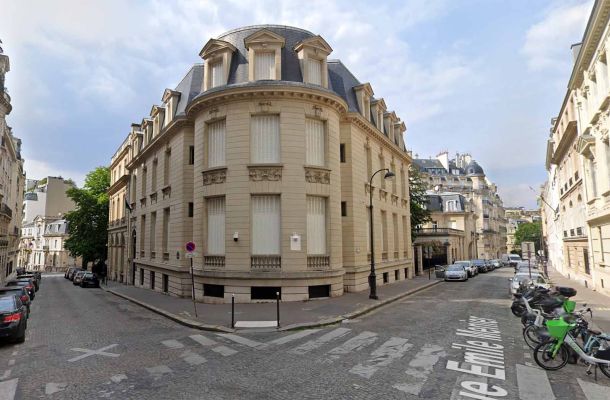 رويترز: أوراق نقدية غير رسمية تم استبدالها بالدولارات ساهمت في خفض قيمة الدينار شرق البلاد.. إليكم التفاصيل