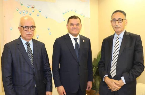 وزارة الزراعة تبحث مع أعضاء جمعية الواحات التعاونية لمنتجي التمور كيفية مساعدة المزارعين في تسويق إنتاجهم