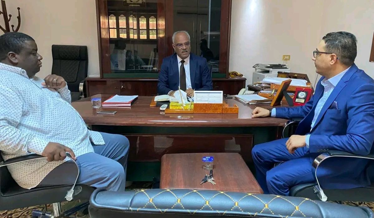 مكتب وزير الدولة للشؤون الاقتصادية يجتمع مع المدير العام لمصرف التنمية