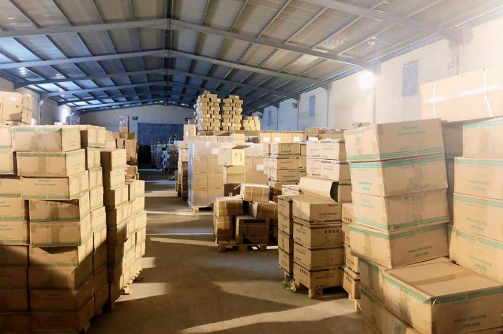 احتراق خزان بنزين بمستودع طريق المطار بطرابلس بعد استهدافه بقذيفة هاون