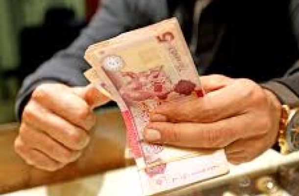 الترهوني : الأنسب استخدام عوائد بيع الدولار في سداد الدين العام وصرف علاوة الأسرة وتخصيص الجزء الأكبر كاحتياطي تنموي للمستقبل
