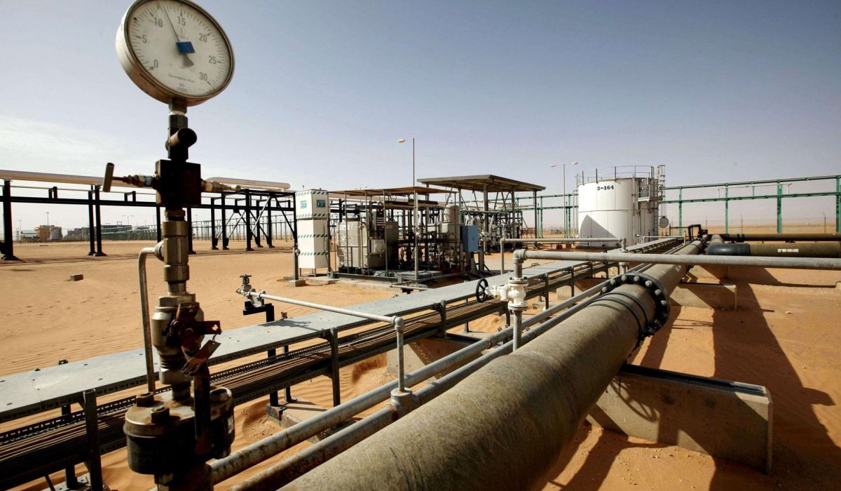 نقابة عمال النفط تستغرب تهديد بعض الشركات لموظفيها بقطع مرتباتهم في حال تغيبهم عن العمل