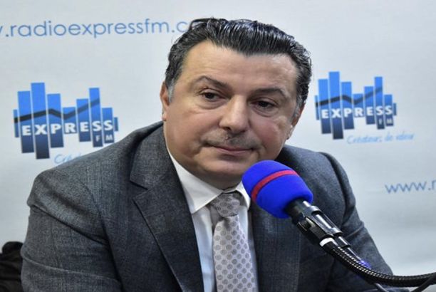 خاص.. مع تهربه من الديوان.. مدير الجمارك يخالف تعليمات الرقابة بطرابلس ويستورد ملابس بعطاء مباشر وبقيم مرتفعة
