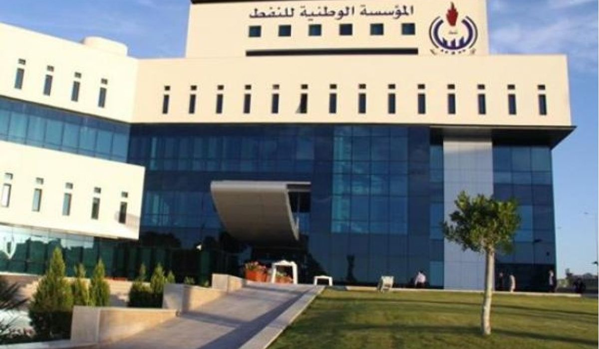 قوة مسلحة تدخل لحقل الشرارة لإيقاف العمل به .. و"الوطنية للنفط" تأمر موظفيها بعدم الانصياع لهم وتتعهد بمراسلة الإنتربول ولجنة العقوبات الدولية