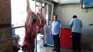 الحرس البلدي يقفل عدد ثمانية محلات لوجود لحوم متعفنة وغير صالحة للأستهلاك البشري