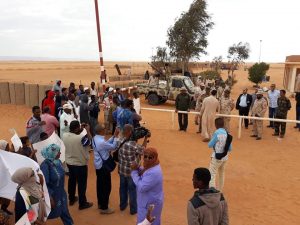 محتجون يطالبون بإغلاق حقل الشرارة النفطي