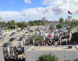 سيارة تتسبب في إصابة عدد من النساء الواقفات أمام مصرف الجمهورية فرع الجامعة